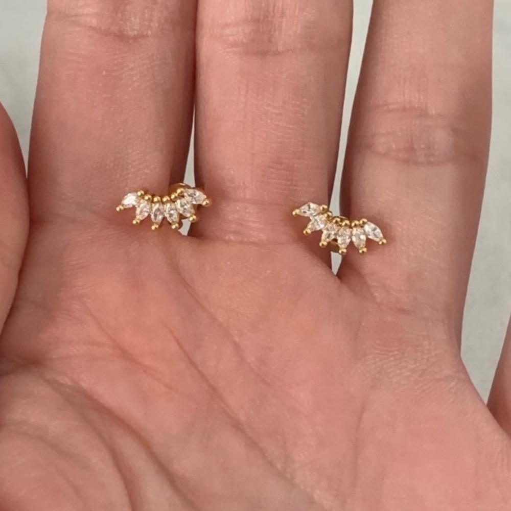 18K Gold Crystal Arch Huggie Earrings Brand New

Brand New - Picture 2 of 3